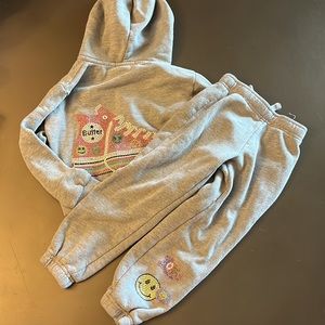 Little girls butter zip up hoodie set. Size XS